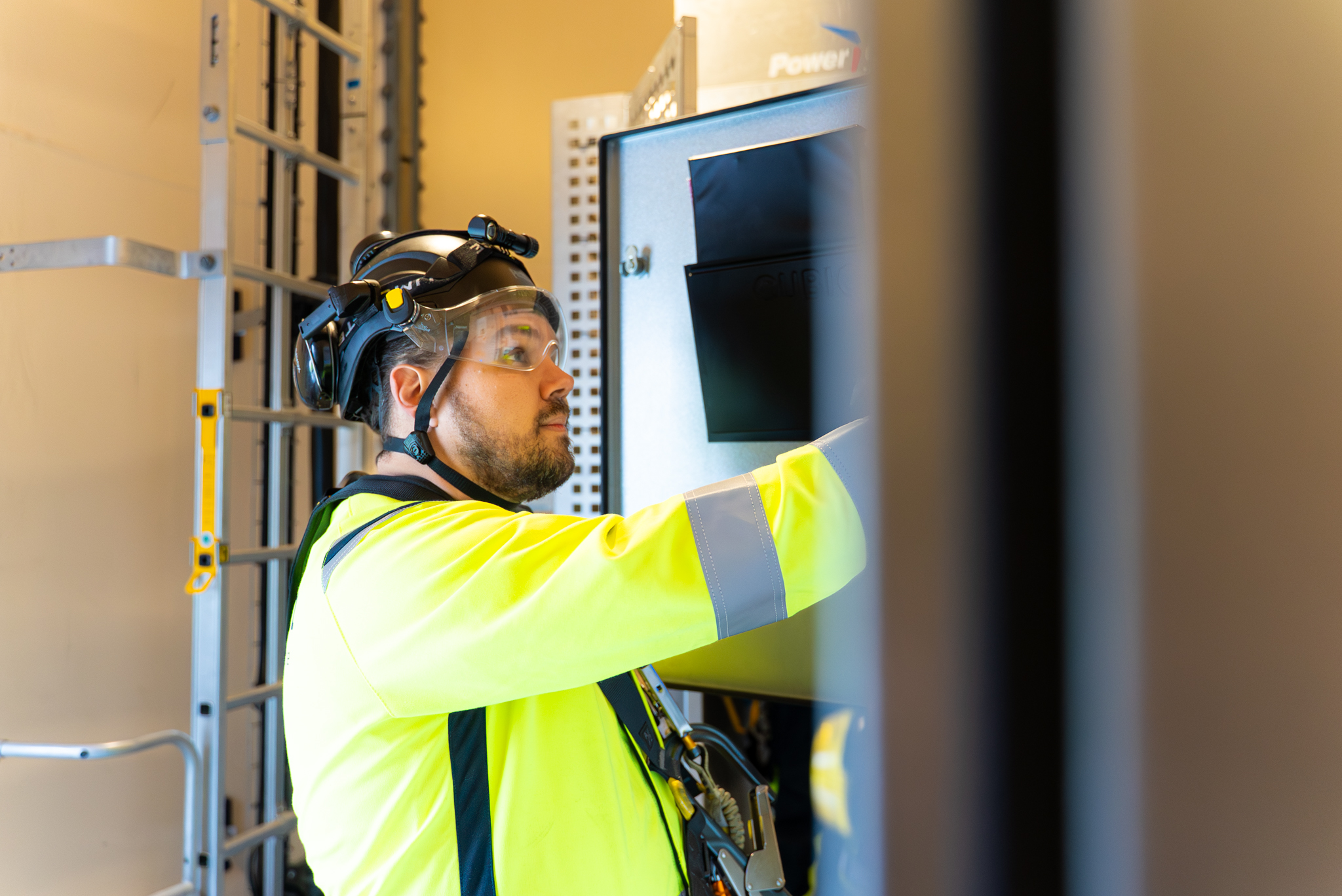 service-worker-fixing-machine.jpg